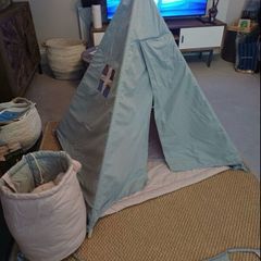 Kids teepee tent with cushions, storage basket and bunting