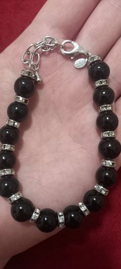 Vintage jewelry is sold individually for 5 to 10 euros