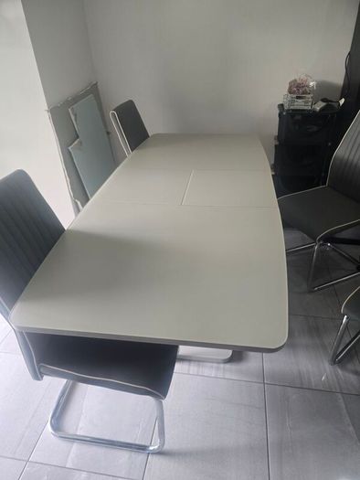 Extendable dining table