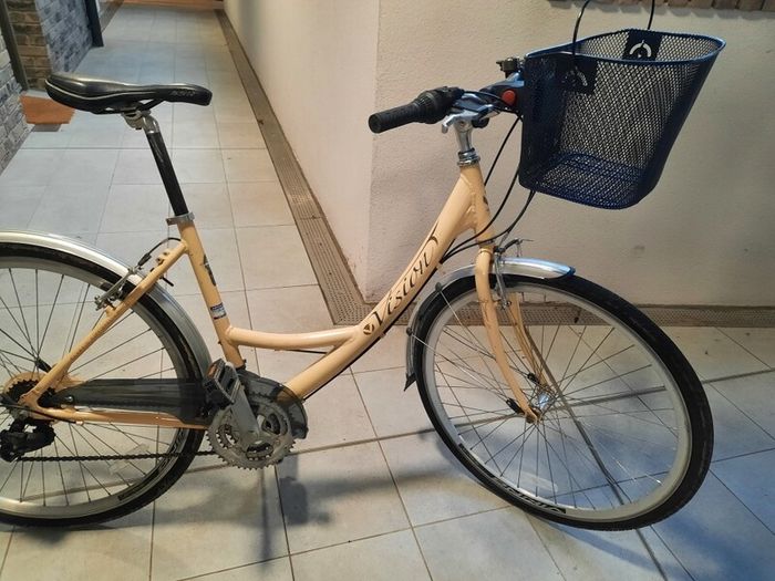 ladies city bike( can deliver)