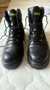 Safety boots