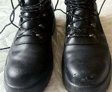 Safety boots