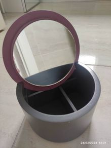 Powder box with mirror