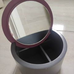 Powder box with mirror