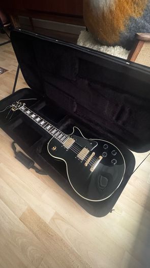 Black Gibson Epiphone