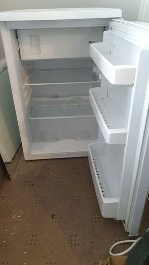 Fridge under counter with icebox