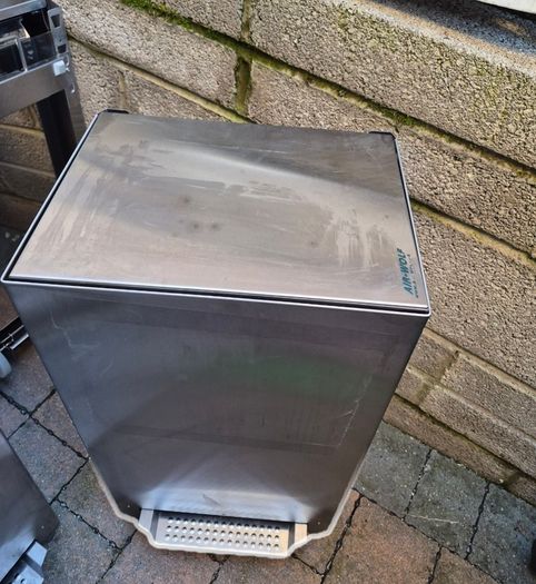 Metal bin