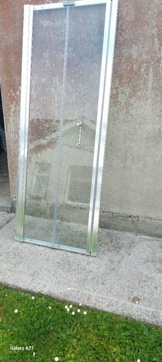 Toilet, hand basin/pedestal and shower door