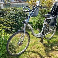 BSP Dutch bike well used but in really good working order. The bike has an hour extended frame and is designed to take 2 child seats. It has a centre mount kickstand which makes it stable when putting kids on and off the bike. It has 7 speed Shimano nexus