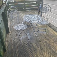 garden table and chairs