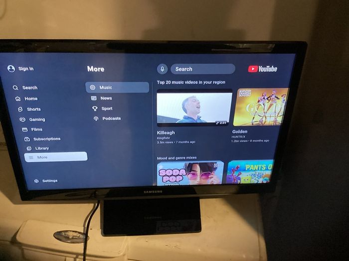 24 Inches Samsung Smart Television, SMART TV with USB, 2 HDMI, Scart, WIFI connectivity, etc Barely used.