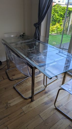 Extendable glass dining table