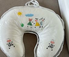 Nursing and feeding pillow