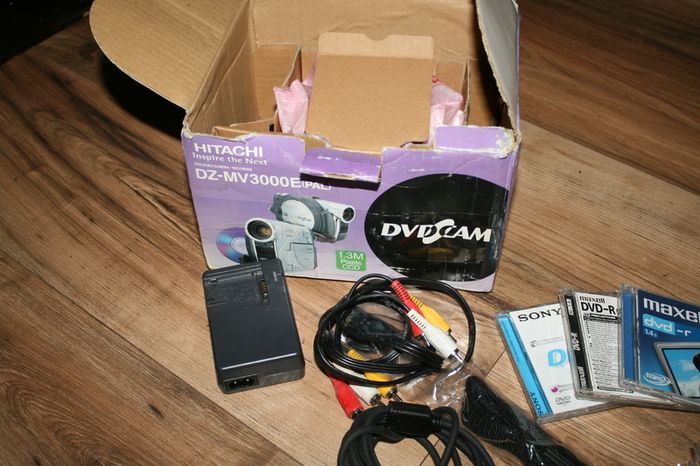 Hitachi DZ-MV3000E PAL DVD and DS  Video Camcorder 10x Optical Zoom 240x Digital Tested & Working.