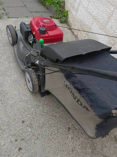 Honda HRX537 self drive lawnmower with 23 inch mulching plastic deck, in good condition. Sold as you seen