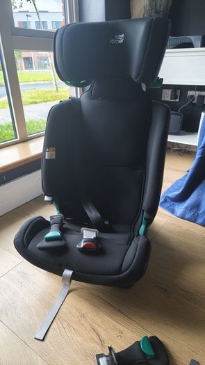 Britax romer No damage  4yrs to 12yrs  Isofix and seat strap. 5 point harness and seatbelt use.
