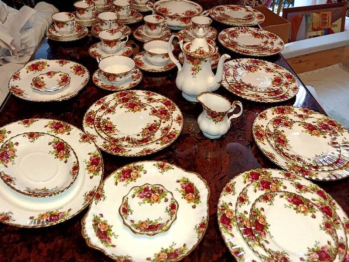 60 pieces Royal Albert Old country roses set with teapot and tureen