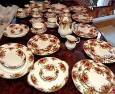 60 pieces Royal Albert Old country roses set with teapot and tureen