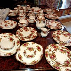 60 pieces Royal Albert Old country roses set with teapot and tureen