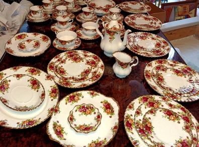 60 pieces Royal Albert Old country roses set with teapot and tureen