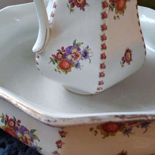 1900- 1924 Hollinhead & Kirkam very large EwerJug & Basin