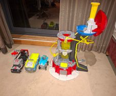 Paw patrol tower and cars