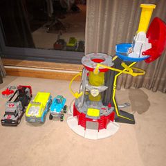 Paw patrol tower and cars