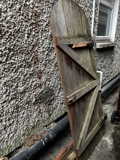 Side Gate