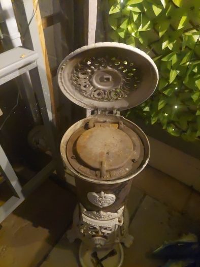 antique godin log and cole burner...everthing wit it tray keys nothing missing