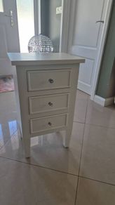 2 brand new bedside lockers