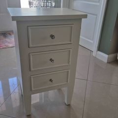 2 brand new bedside lockers