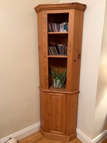 Corner Oak unit with storage in excellent condition