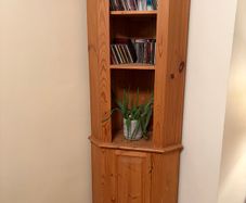 Corner Oak unit with storage in excellent condition