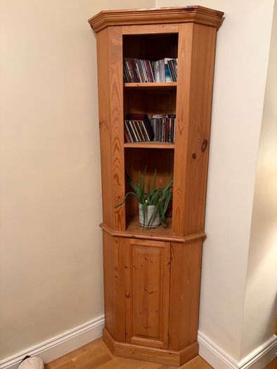 Corner Oak unit with storage in excellent condition