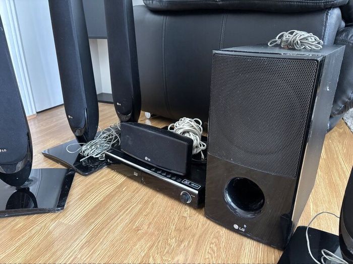 LG SH95TAW 5.1 Blu-ray Home Cinema System