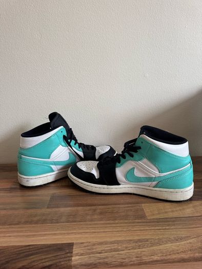 Air Jordan 1 Mid Tropical Twist