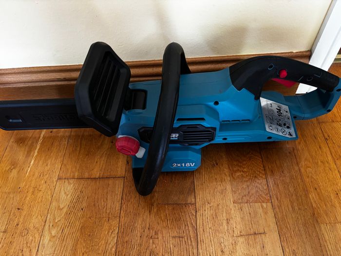 Cordless chainsaw Erbauer