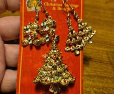 Christmas Magic Vintage Bundle of 2 pairs of earrings and a brooch.