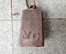 Antique weight