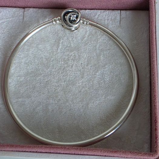 Pandora Moments encircled clasp bangle openwork swirl clasp holding a sparkling center crystal in great condition