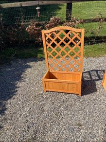Wooden planter with trellis x 5