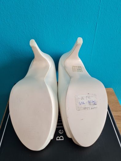 Brand New in original box BELLUCCI Ivory/white peep-toe shoes - size IE 3 / EU 36