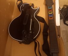 Guitar hero ps 3 and 4 guitars only one has its dongle