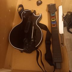 Guitar hero ps 3 and 4 guitars only one has its dongle