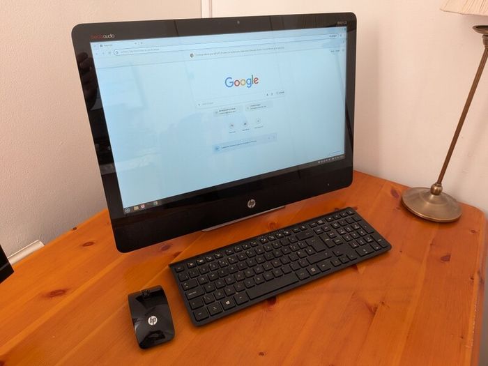 HP Envy 23 All-In-One computer running Linux Mint