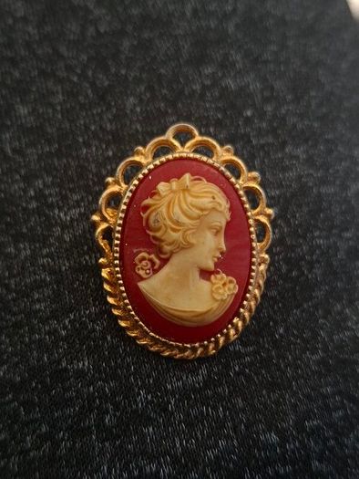 Vintage Cameo Brooch
