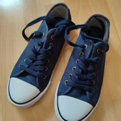 Size 5 Ladies Dunlop canvas trainers