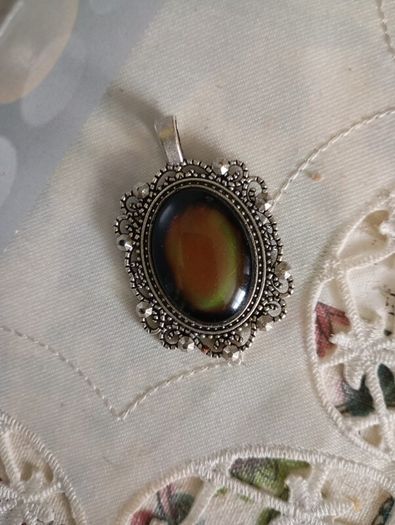 pendant changing colour stone