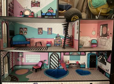 LOL house, shop, dolls and accessories.