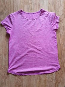 Age 8 Years - A Pretty Tee Shirt - Tagged as 9 years but more suited to 8 years.